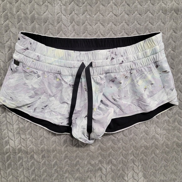 Lululemon Choose A Side Shorts 3” Black & Gray Floral Women’s Size‎ 6 reversible - Picture 7 of 11